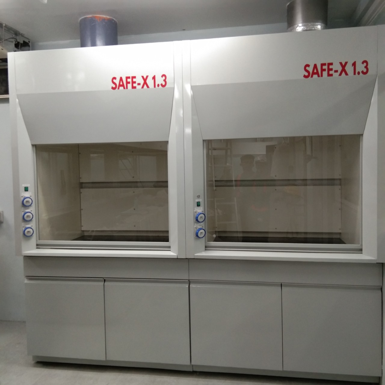 High-efficiency laboratory fume hood for chemical safety